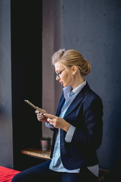 Schöne Geschäftsfrau mit digitalem Tablet im Büro — Stockfoto