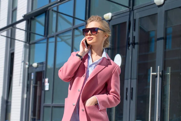 Agradable mujer de negocios tener conversación en el teléfono inteligente —  Fotos de Stock