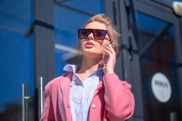 Kvinna trevlig chef prata med kollega via mobiltelefon — Stockfoto