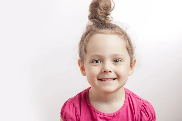Vicces szép gyerek rózsaszín pólóban.Boldog gyermekkori koncepció. — Stock Fotó