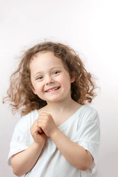 Sorrindo menina bonita com cabelo longo e ondulado olhando para a câmera — Fotografia de Stock