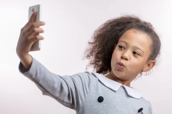 Rolig afrikansk flicka tar en selfie — Stockfoto