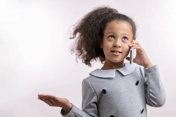 Pequena empresária com telefone móvel — Fotografia de Stock