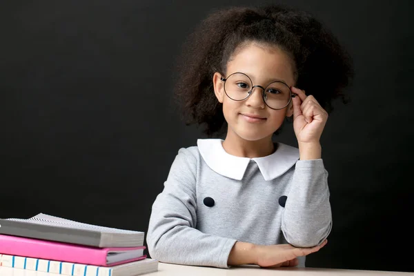 Intelligent skolflicka med unusial förmåga. — Stockfoto