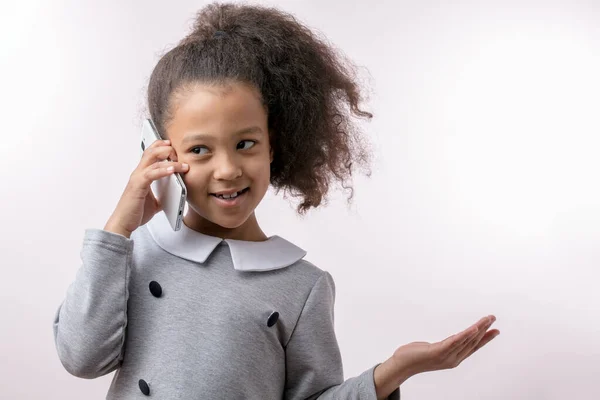 Positiv liten flicka med mobiltelefon — Stockfoto