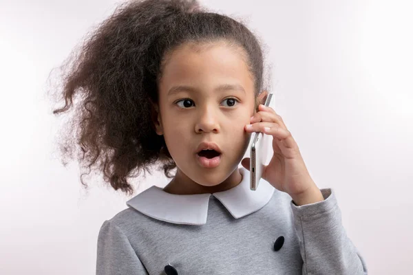 Överraskad mulatto unge med mobiltelefon — Stockfoto