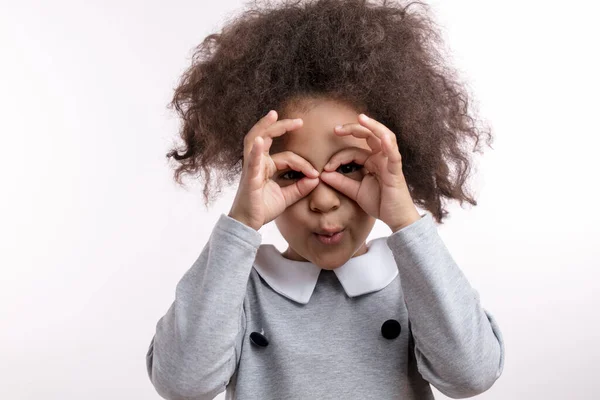 Glada metis unge gör glasögon med fingrar — Stockfoto