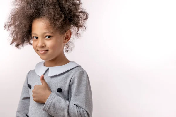 Menina bonita está mostrando polegar para cima — Fotografia de Stock