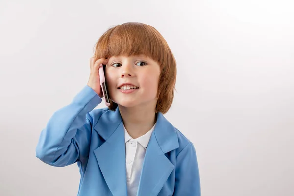 Chico pelirrojo guapo está hablando por teléfono — Foto de Stock