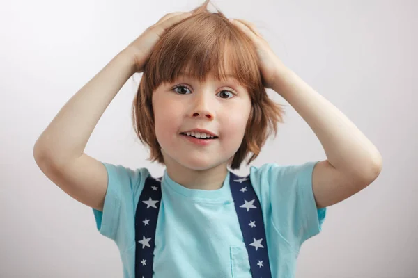 Sorprendido chico está sosteniendo su cabeza. — Foto de Stock