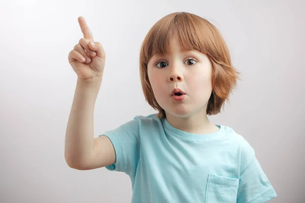 Niño guapo levantando el dedo. — Foto de Stock