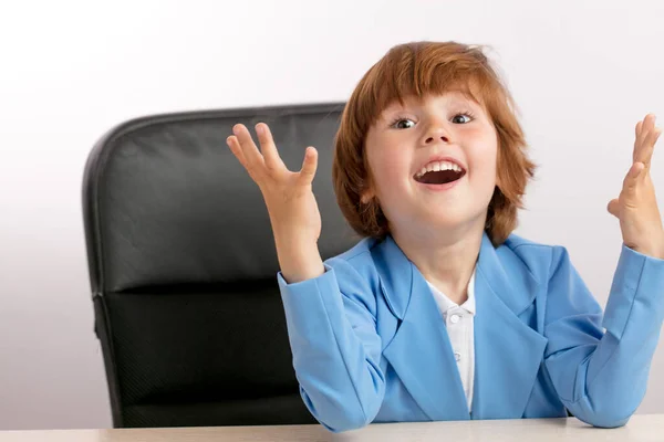 Niño pelirrojo feliz con los brazos levantados. concepto de felicidad — Foto de Stock