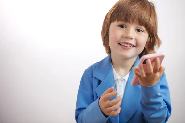 Geschenk für gutes Benehmen. Junge wird neues modernes Smartphone präsentiert — Stockfoto