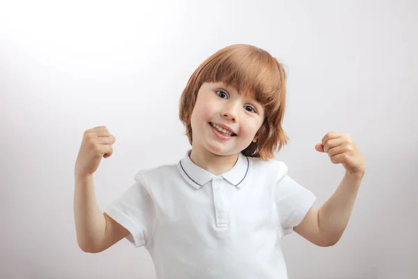 Jengibre positivo mostrando sus brazos — Foto de Stock