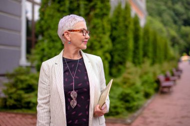 Yeni iş planı olan olgun bir kadın.