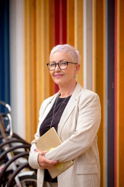 Hoş bir çalışan firmanın açılış saatlerini bekliyor.