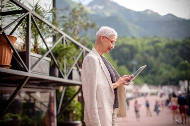 Çekici hizmetçi caddedeki tablet üzerinde çalışıyor.