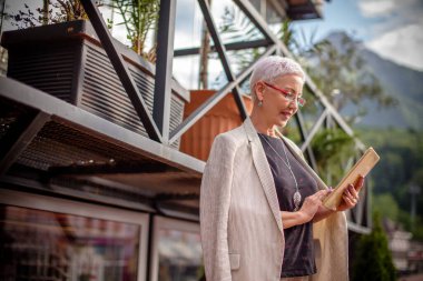 Kadın internette lüks ev satışıyla ilgili reklamı indiriyor.