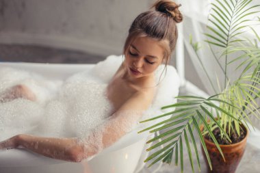 Duygusal, güzel genç bir kadın.