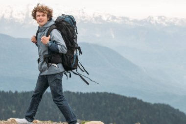 Gülümseyen turist macera arıyor.