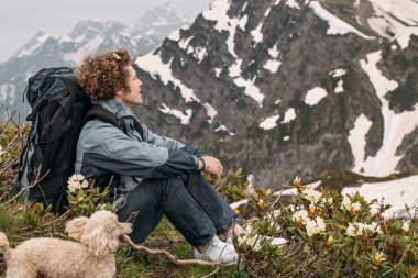Köpeği sopayı ona taşırken dağların tadını çıkaran muhteşem bir adam.