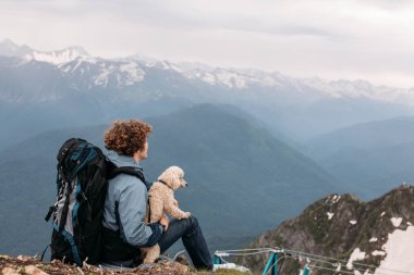 Uzun ve dik bir tırmanıştan sonra dinlenmek