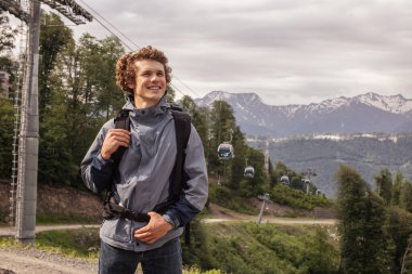 Neşeli adam dağın kökünde dinleniyor.