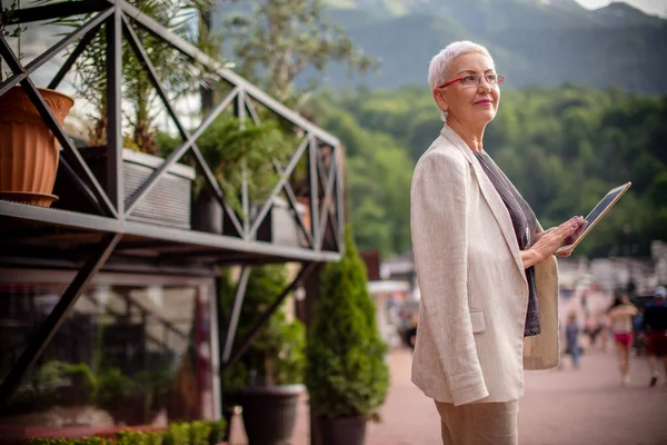 Charmigt moget skrivande är att hitta på en historia om turist — Stockfoto