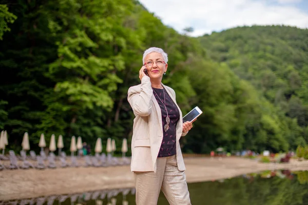 Mogen trevlig ingenjör ber om råd från kollegan på telefon — Stockfoto