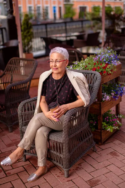 Pensiv kvinna vilar i gatan restaurangen — Stockfoto