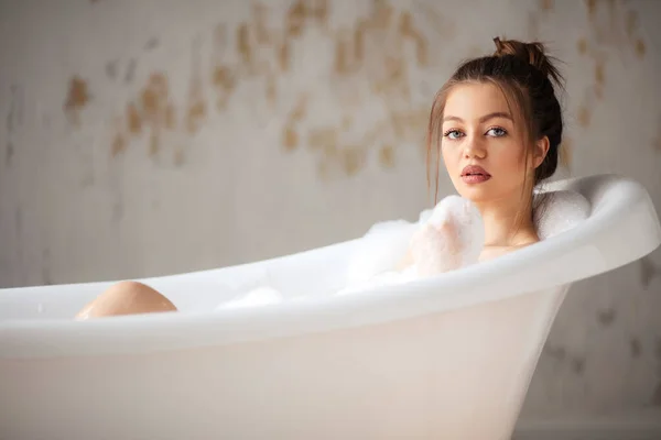 Ładna dziewczyna lubi mieć kąpiel — Zdjęcie stockowe
