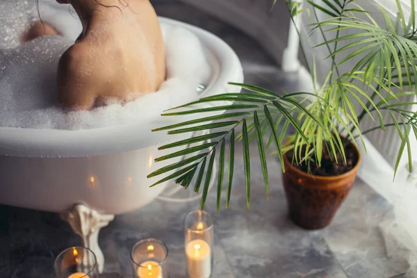 Imagen recortada salón de spa con baño, flores y velas —  Fotos de Stock