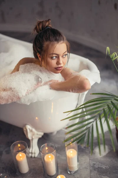 Charmantes Model verbringt Freizeit in Badewanne — Stockfoto