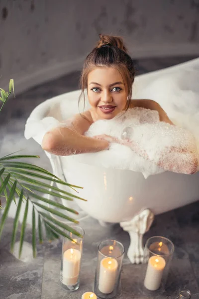 Приятная веселая женщина в лечебной ванне — стоковое фото