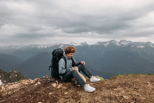 Turista siempre viaja con fiel amigo — Foto de Stock