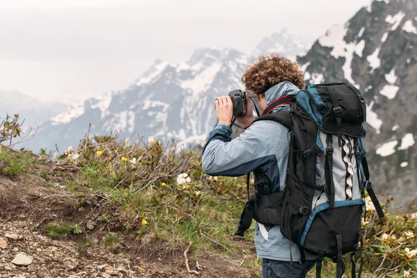 Joven turista fotografiando el increíble paisaje — Foto de Stock