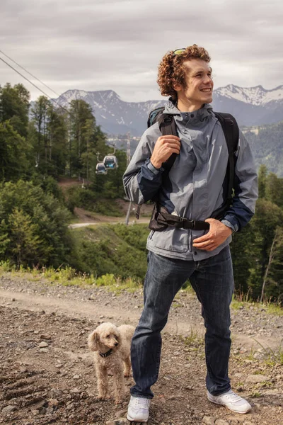 Genç ve yakışıklı erkek dağcılıktan zevk alıyor. — Stok fotoğraf