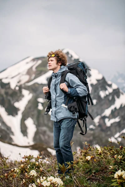 Ambitious guy is winning the summit — Stock Photo, Image