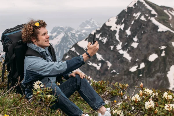 Dağın tepesinde sırt çantalı genç ve harika bir turist. — Stok fotoğraf