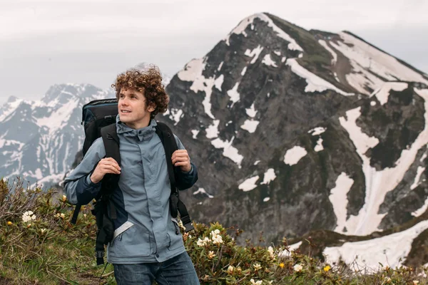 Atractivo joven turista es aficionado a mochilero — Foto de Stock