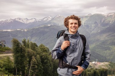 pozitif kızıl gezgin kameraya bakıyor..