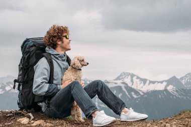 Neşeli adam evcil hayvanla yaptığı yolculuktan zevk alıyor.