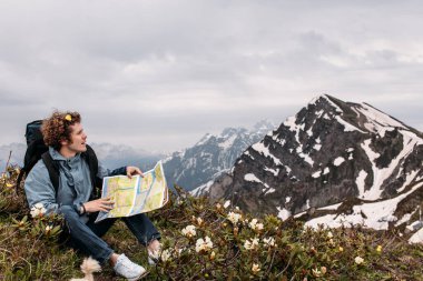 Genç hırslı adam doğru yolu bulmaya çalışıyor.