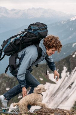 En iyi iki arkadaş birlikte vakit geçirir. Evcil hayvan her zaman orada.