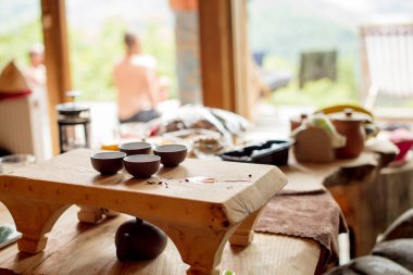 Görüntüyü kapat. Kahve masasındaki kahverengi bardaklara odaklan.