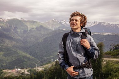 Genç ve harika adam taze dağ havasıyla büyük bir akciğer çiziyor.