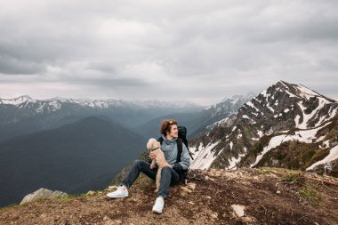 Hayret verici manzarada evcil hayvanıyla maceracı bir erkek.