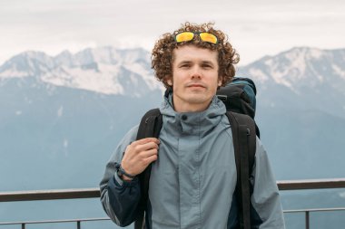 Rahat spor kıyafetleri giyen yakışıklı bir adam.