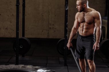 Seksi, yorgun, formda adam.