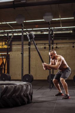 Sporcu antrenmanlarda elinden geleni yapıyor.